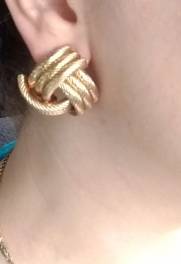 BNWT BEAUTIFUL LG GOLD-TONE KNOT STYLE EARRINGS - Picture 5 of 7